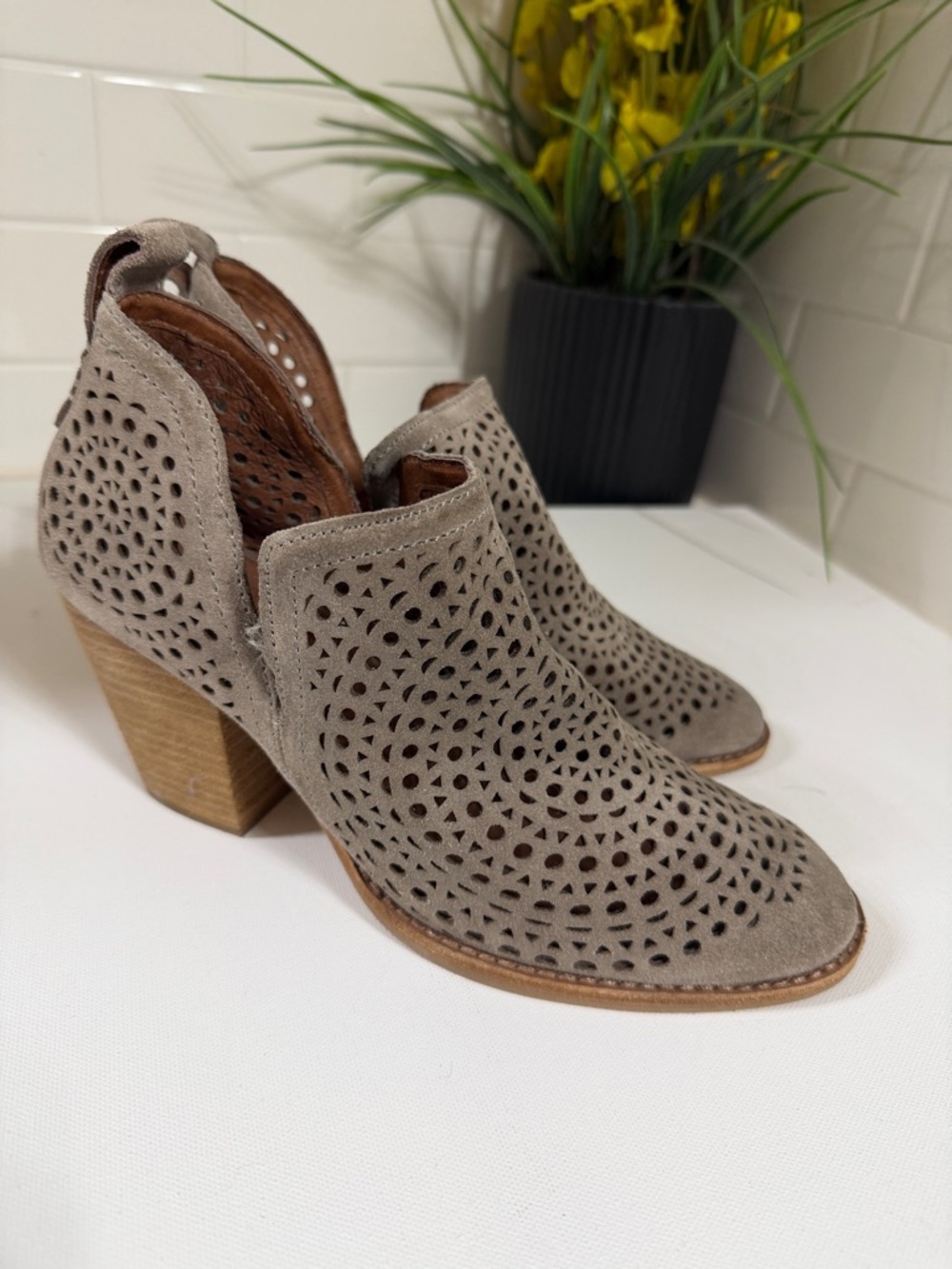 Jeffrey Campbell Booties .excellent used cond. Size 8